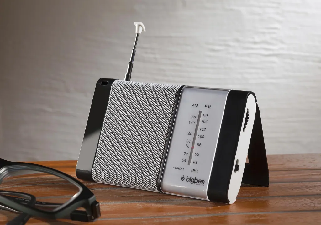 Radio AM/FM black/white