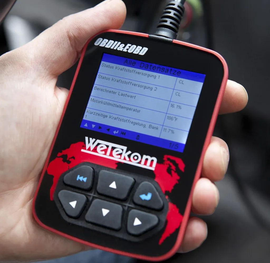 OBDII diagnostic scanner with color display