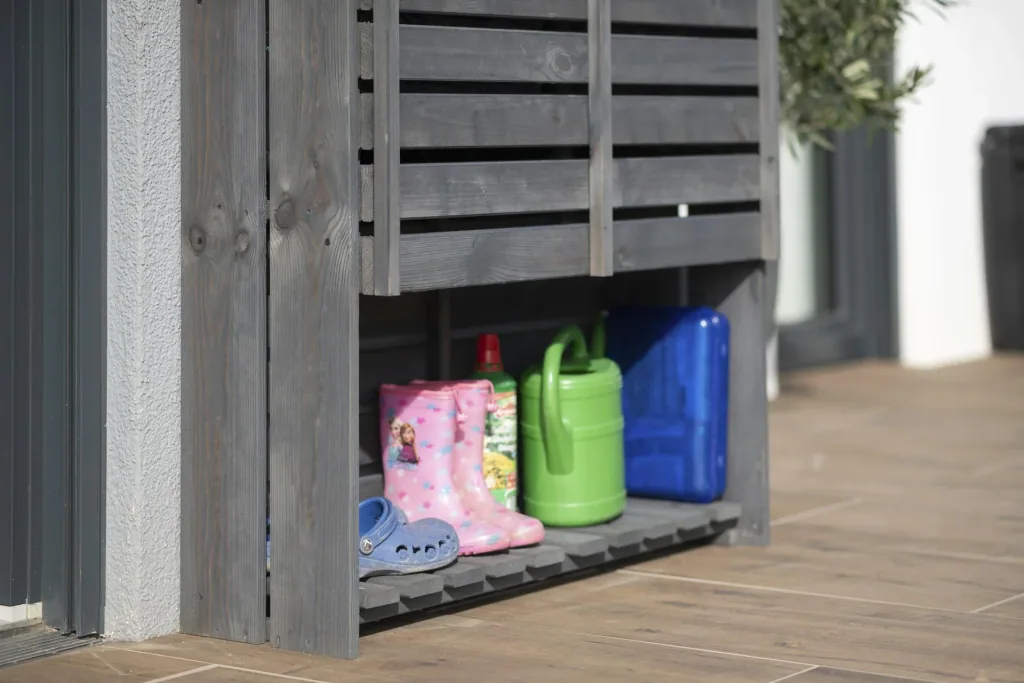 Solo planter with storage space