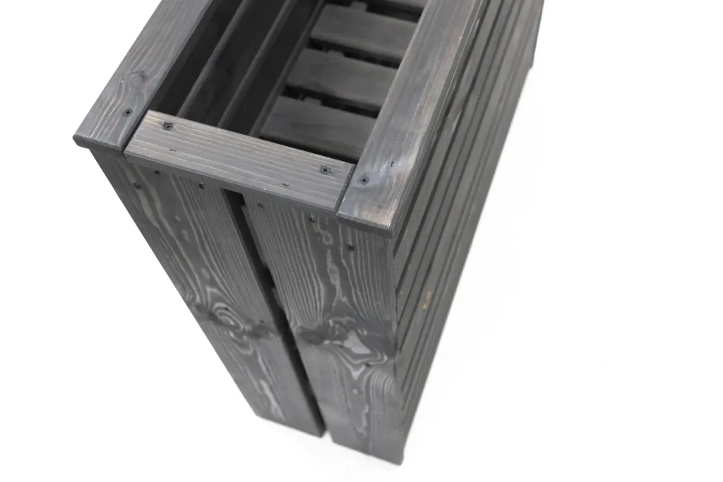 Solo planter with storage space