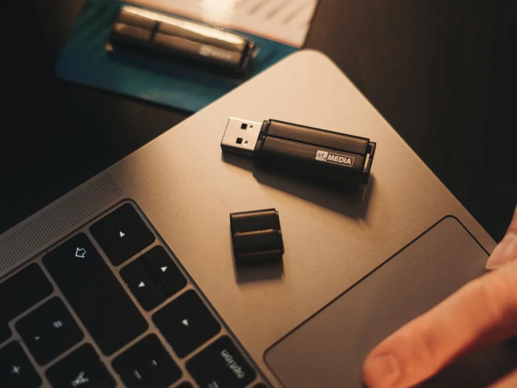 Industrial Micro (AAA) 10 pieces + Mignon (AA) 10 pieces + 32 GB USB stick