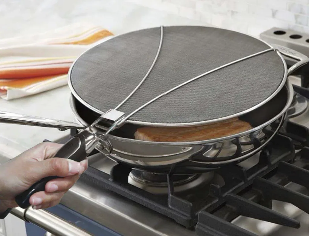 Splash guard with activated carbon filter against grease splashes and odors, folding handle