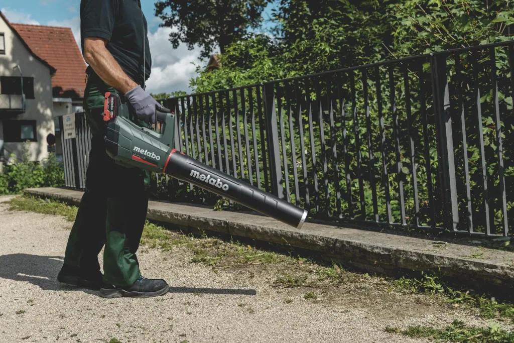 Cordless leaf blower LB 18 LTX BL without battery, without charger