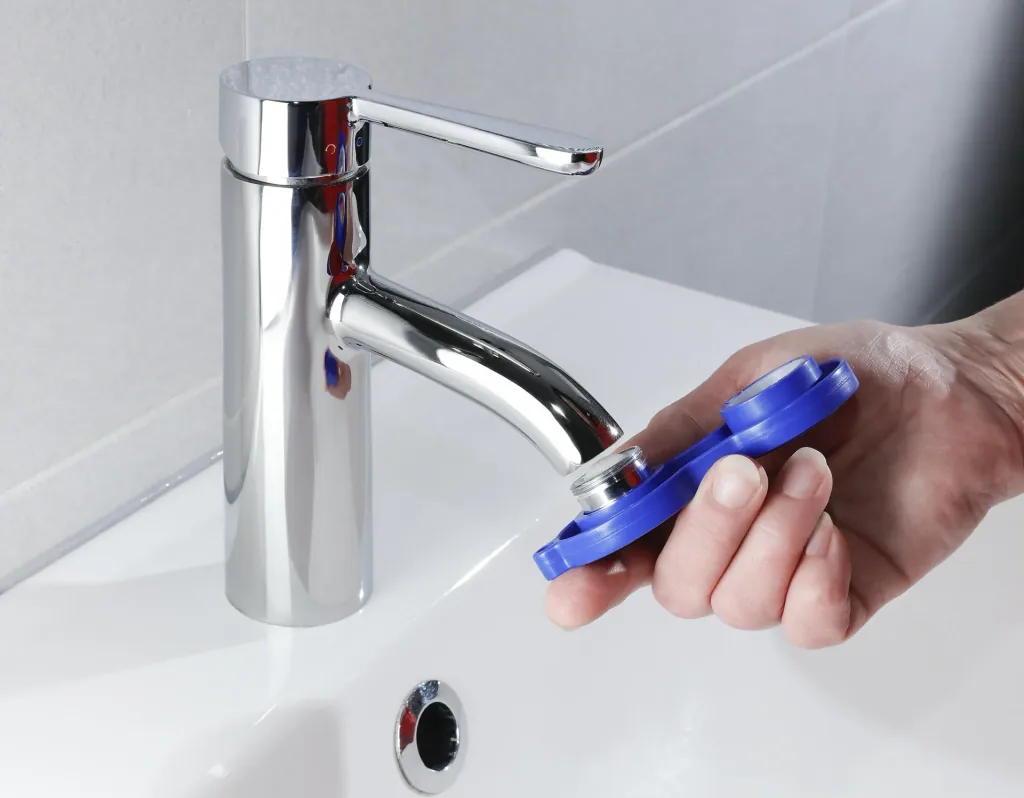 Aerator key with 2 mixing nozzles