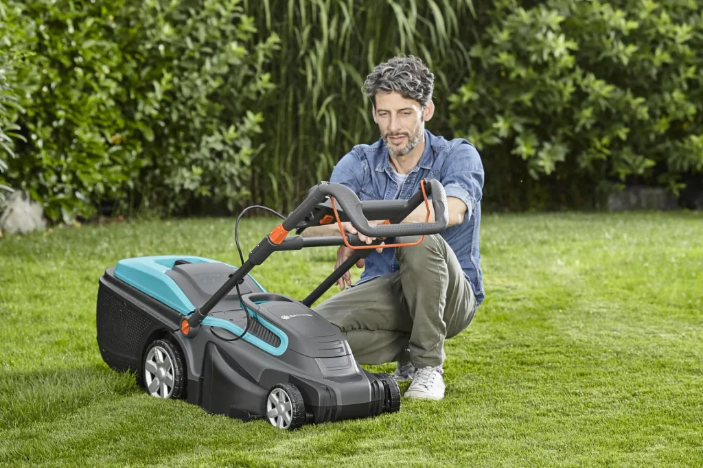 Electric lawn mower PowerMax 1600/37 + circular sprinkler Samba