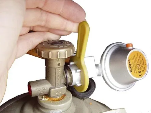 Universal gas valve key
