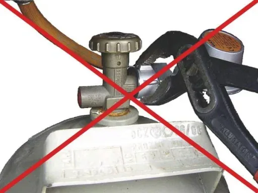 Universal gas valve key