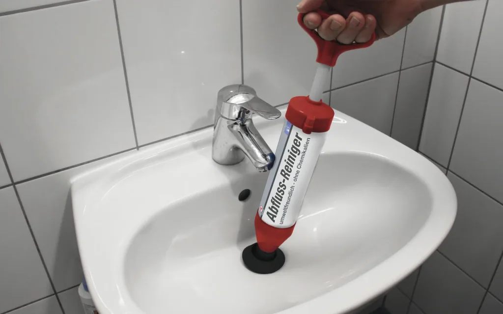 Vacuum pump including plug for washbasin