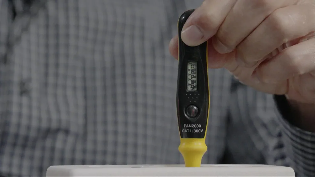 Voltage tester, 1-pole with LCD display, 12-220 V AC/ 12-36 V DC