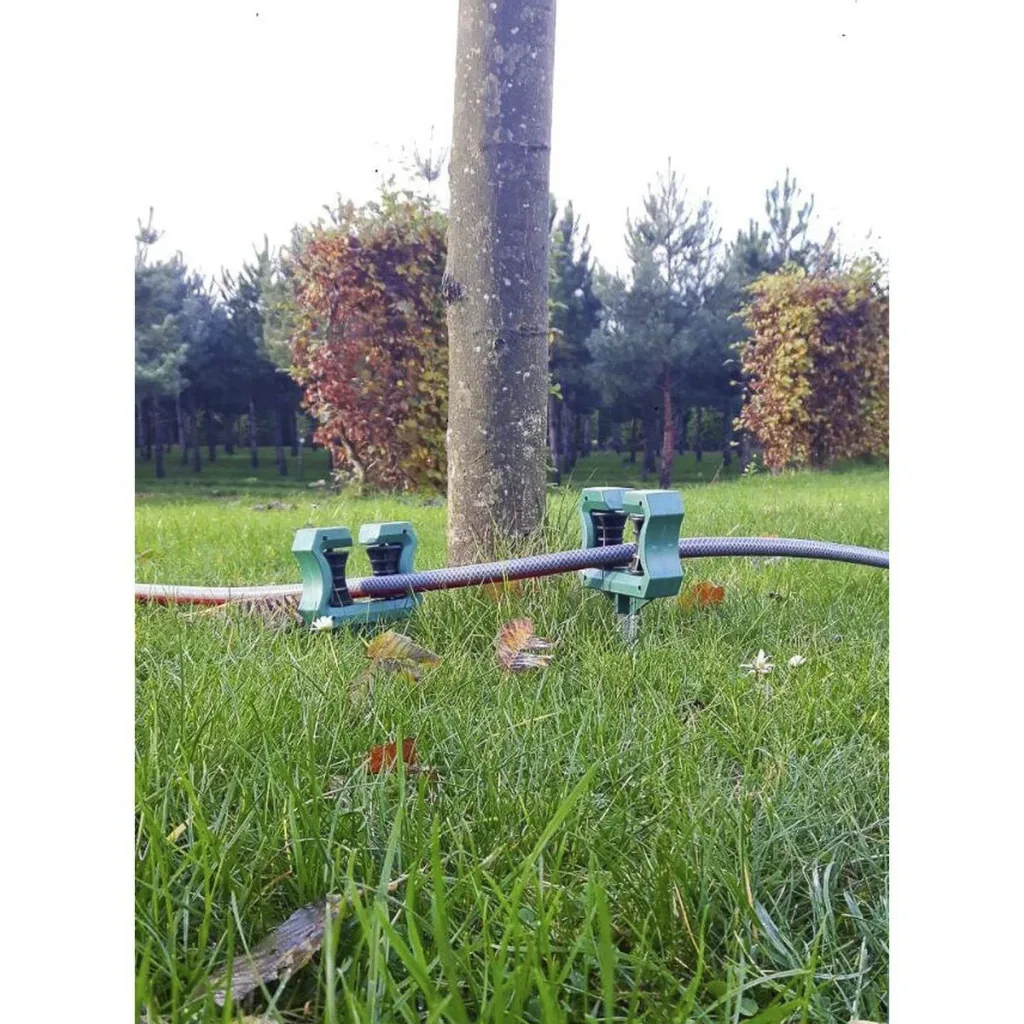 Garden hose holder/garden hose guide