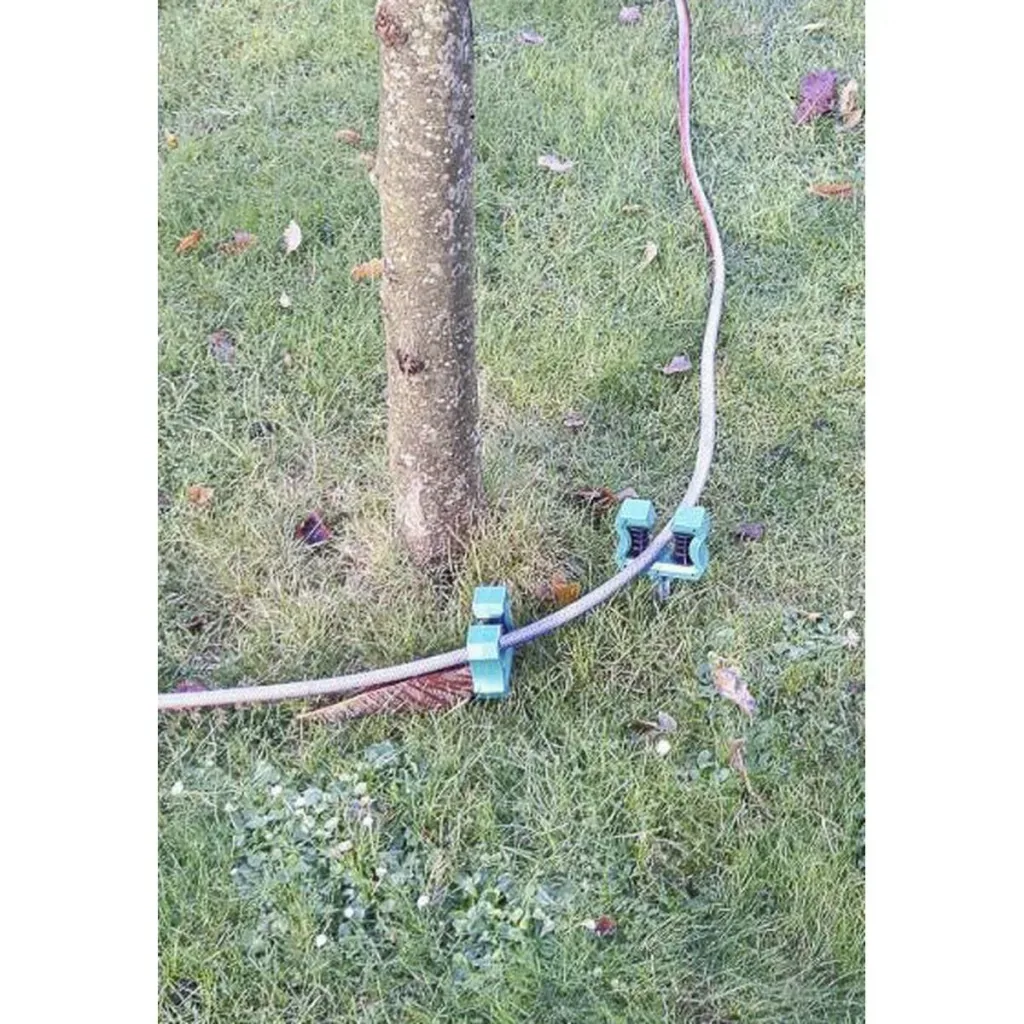 Garden hose holder/garden hose guide