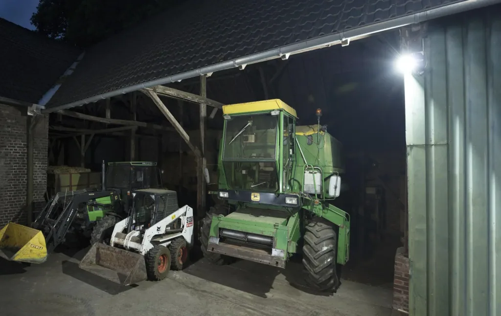 Floodlight with alarm siren and remote control