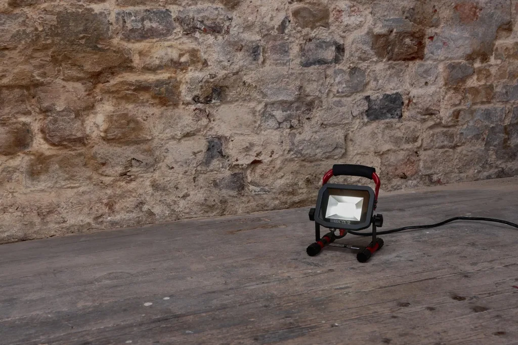 LED construction spotlight, 1800 lumens, 22 watts, 5000K, 2m cable