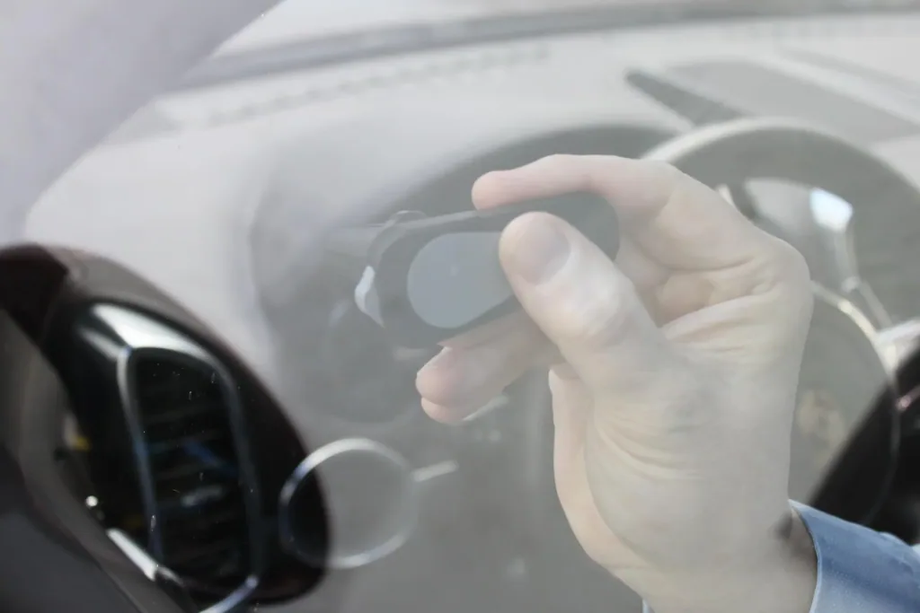 SOS mobile phone holder - magnetic