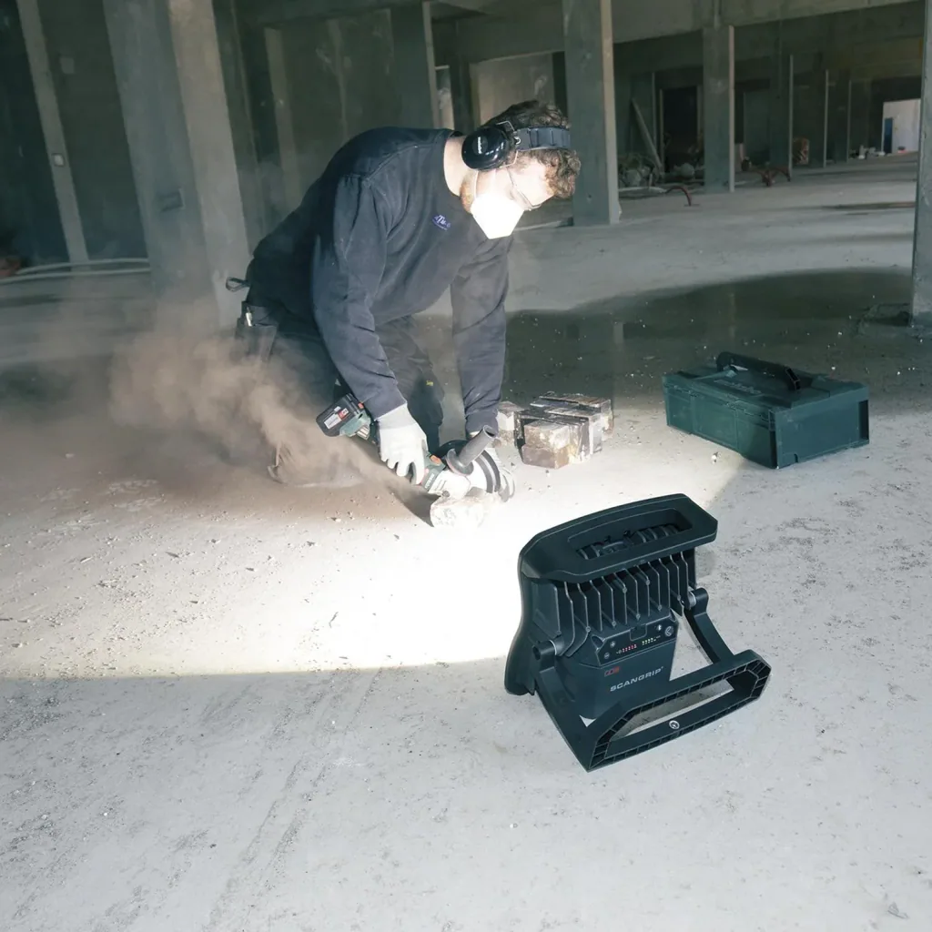 Handheld floodlight NOVA 10 CAS + 18V 5.2Ah battery + SC30 charger + removable diffuser L