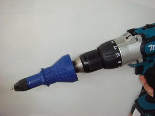Blind riveting device with hexagon socket