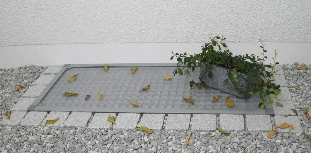 Light well cover 60 x 115 cm, with aluminum mesh