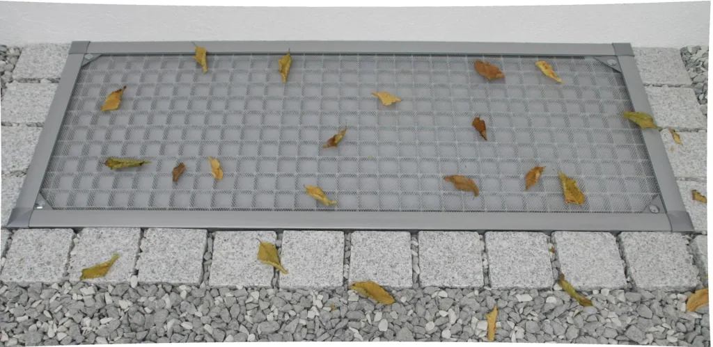 Light well cover 60 x 115 cm, with aluminum mesh