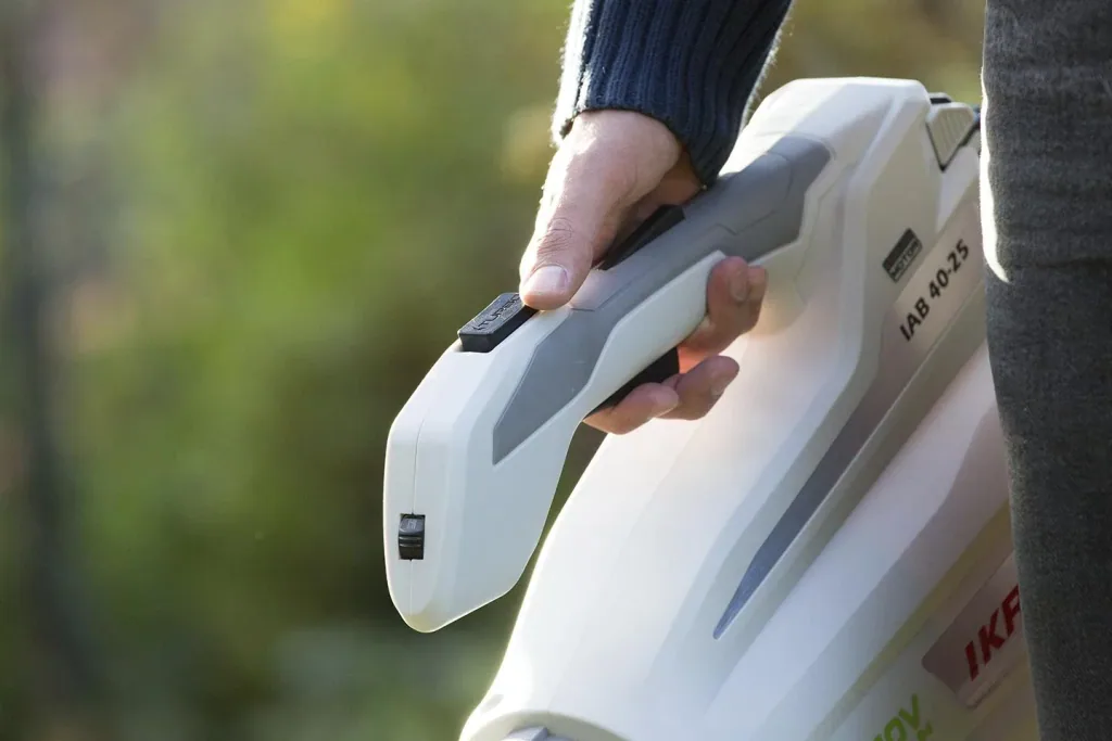 Cordless blower - with battery and charger
